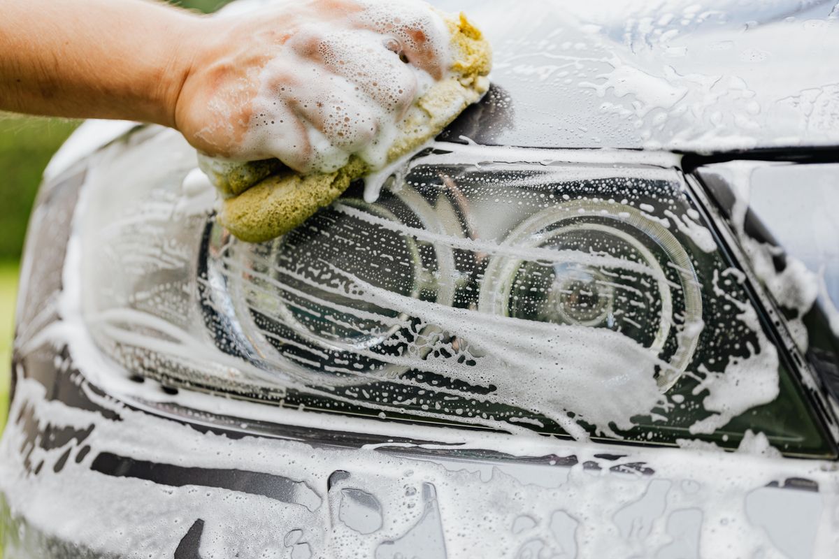 Scheinwerfer wird von Hand gereinigt