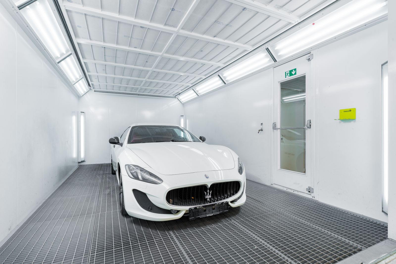 Lackierkabine bei Smart Repair King, Lackier- und Karosseriefachbetrieb in Hoppegarten