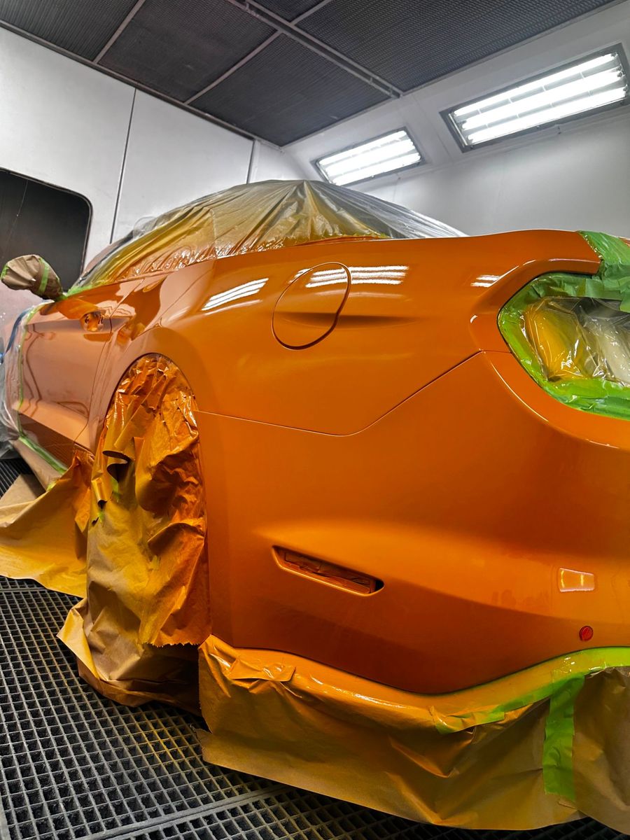 Frisch lackiertes Heck eines Ford Mustang in der Lackierkabine