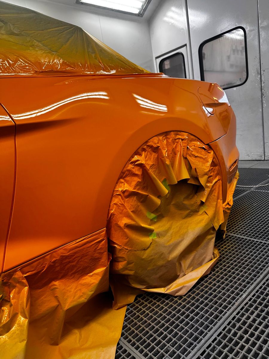 Abgeklebter Ford Mustang nach der Lackierung in der Kabine von Smart Repair King