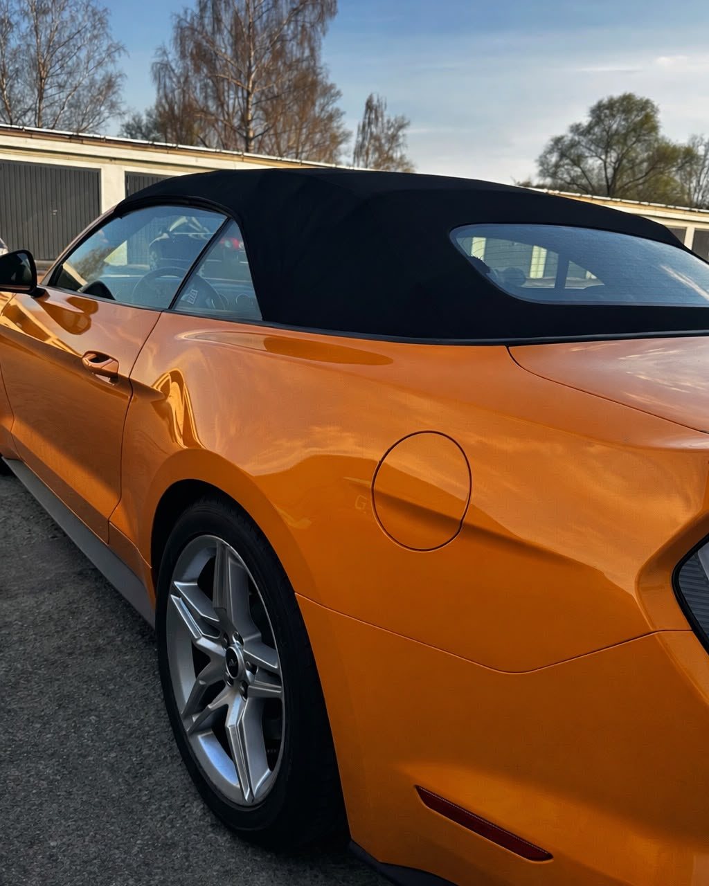 Ford Mustang nach der Reparatur: Seitenteil instand gesetzt und im Originalfarbton lackiert (Nachher)