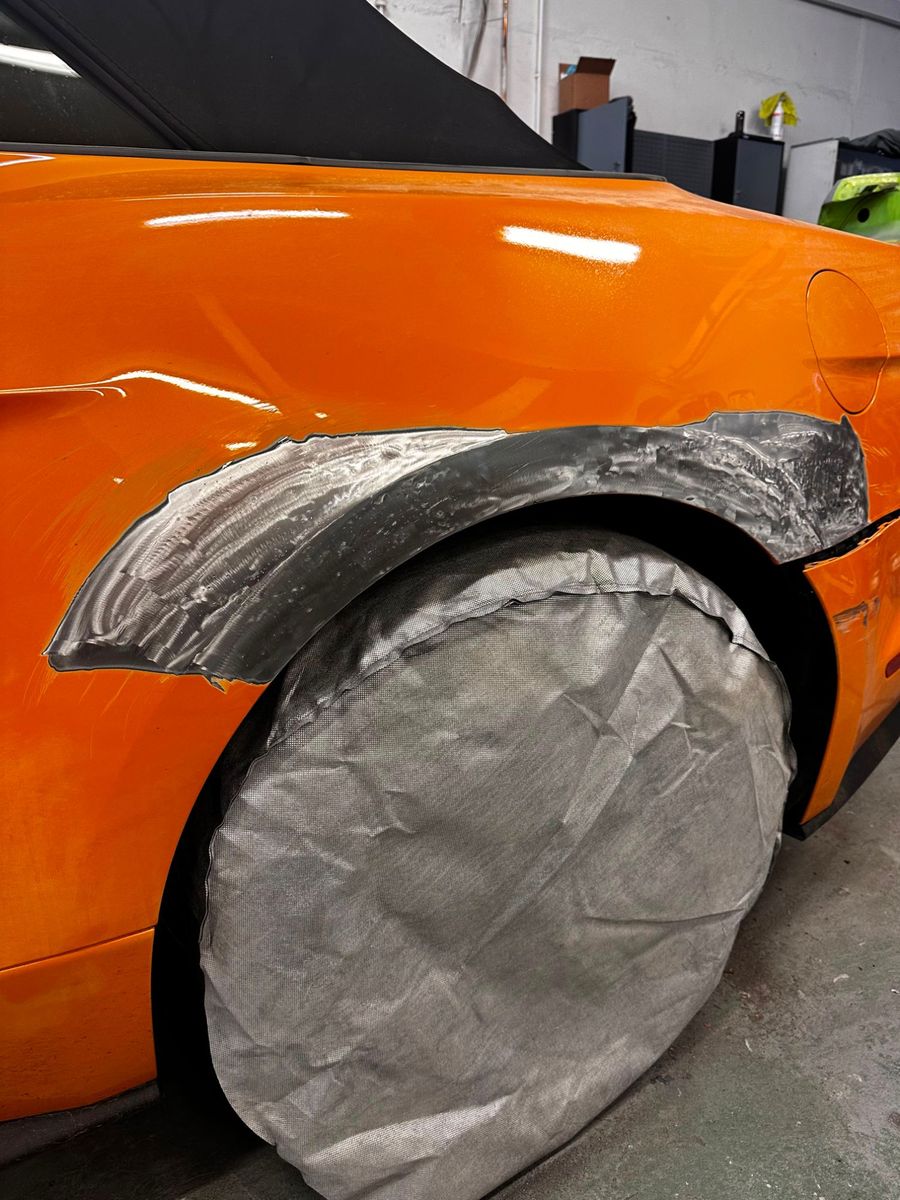 Seitenteil eines Ford Mustang blank geschliffen für die Karosserie-Instandsetzung