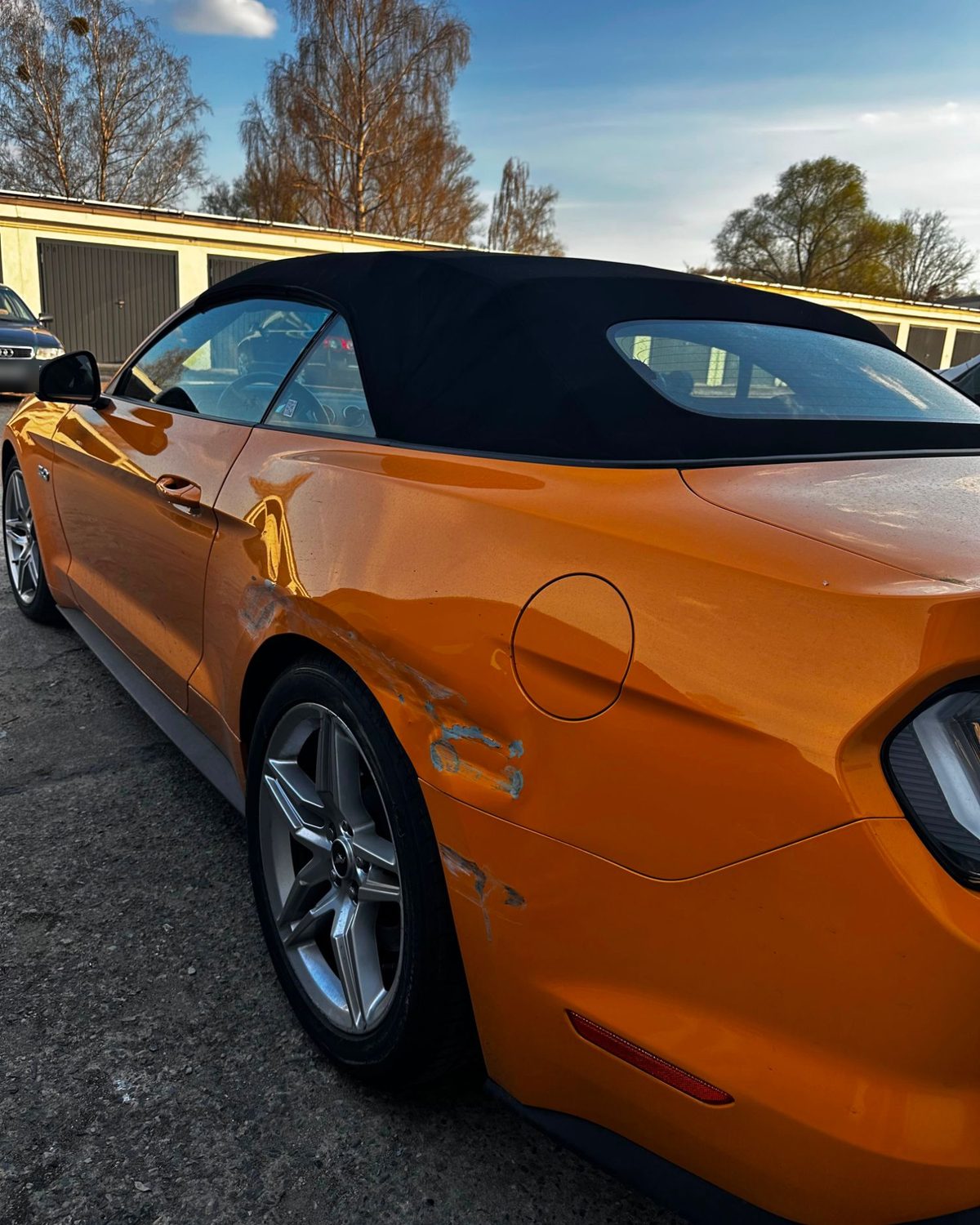 Ford Mustang mit Streifschaden am Seitenteil vor der Reparatur (Vorher)