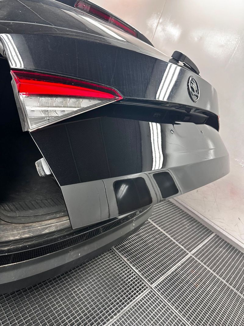 Škoda Heckklappe nach der Reparatur, frisch lackiert in unserer Kabine