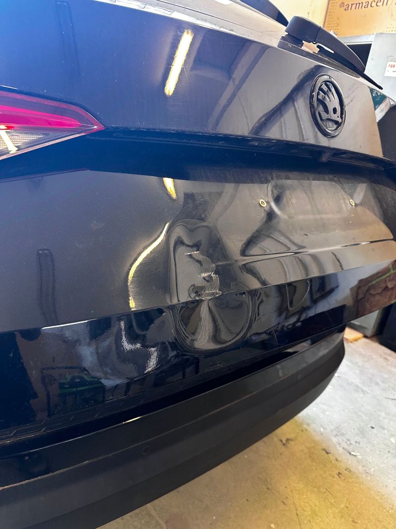Škoda Heckklappe mit Delle und Kratzern vor der Reparatur